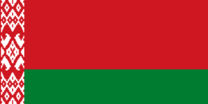 Bandera de Bielorrusia: Dos franjas horizontales, roja en la parte superior y verde en la parte inferior, con un patrón tradicional rojo y blanco a lo largo del mástil.