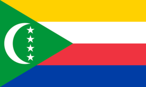 Bandera de Comoras: Cuatro franjas horizontales en amarillo, blanco, rojo y azul con un triángulo verde y una media luna con estrellas.