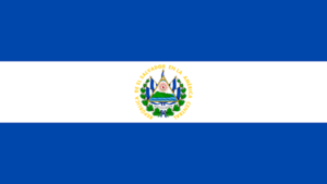 Bandera de El Salvador: Tres franjas horizontales, azules las exteriores y blanca la central, con el escudo nacional en el centro.