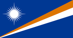 Bandera de las Islas Marshall: Azul con dos franjas diagonales naranja y blanca y una estrella blanca en la esquina superior izquierda.