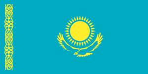 Bandera de Kazajistán: Azul claro con un sol dorado y un águila volando debajo, y un patrón nacional en el lado izquierdo.
