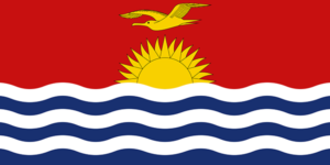 Bandera de Kiribati: Mitad superior roja con un sol amarillo y tres franjas blancas onduladas, y la mitad inferior azul con tres franjas onduladas.