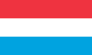 Bandera de Luxemburgo: Tres franjas horizontales, roja en la parte superior, blanca en el medio y azul claro en la parte inferior.
