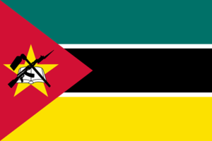 Bandera de Mozambique: Tres franjas horizontales de verde, negro y amarillo con bordes blancos, y un triángulo rojo con una estrella amarilla, un libro y un rifle cruzado.