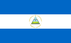 Bandera de Nicaragua: Tres franjas horizontales, azules las exteriores y blanca la central, con el escudo nacional en el centro.