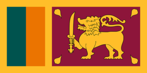 Bandera de Sri Lanka: Un león dorado en un fondo rojo con bordes dorados, y dos franjas verticales, una verde y otra naranja.
