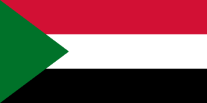 Bandera de Sudán: Tres franjas horizontales roja, blanca y negra, con un triángulo verde en el lado izquierdo.