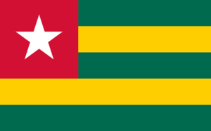Bandera de Togo: Cinco franjas horizontales alternadas verde y amarilla con un cuadrado rojo y una estrella blanca en la esquina superior izquierda.